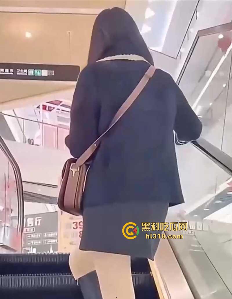 跟清纯女友优衣库试衣间偷操，口交后入超刺激，奈何半路有人来换衣服，回家继续打桩爆操！-1