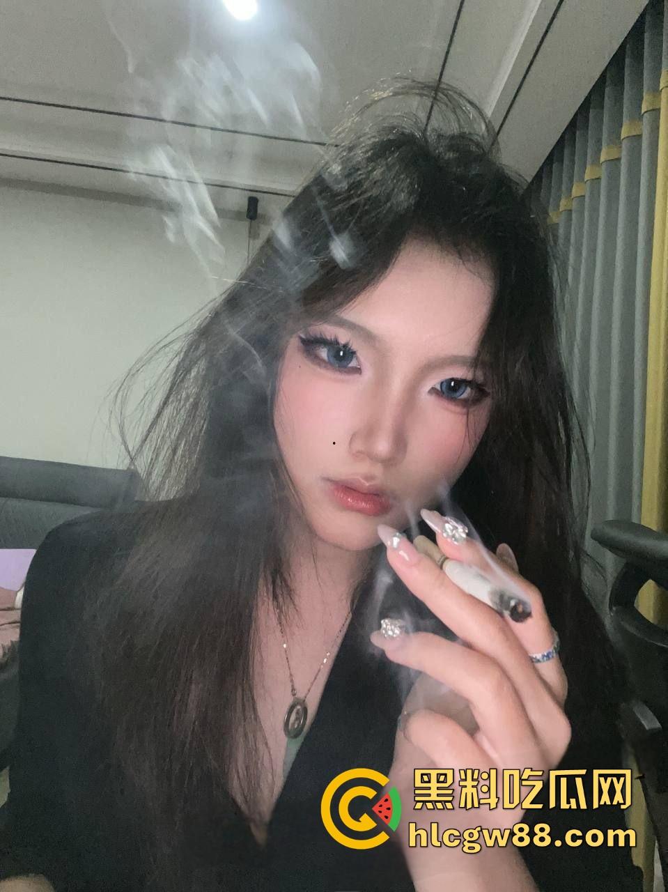 南京财经大学精神小妹【林菲菲】开裆黑丝骑乘被怼脸拍，害羞问录多久，清纯黑长直配全自动女上位！-2