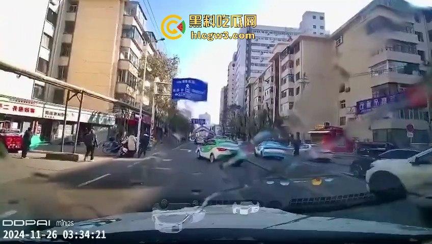 甘肃兰州城关区男子驾车撞伤行人后逃逸 接着又撞伤三人，疯狂逃亡路上再造惨剧！-3