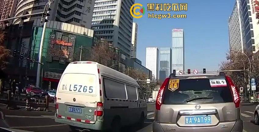 甘肃兰州城关区男子驾车撞伤行人后逃逸 接着又撞伤三人，疯狂逃亡路上再造惨剧！-6