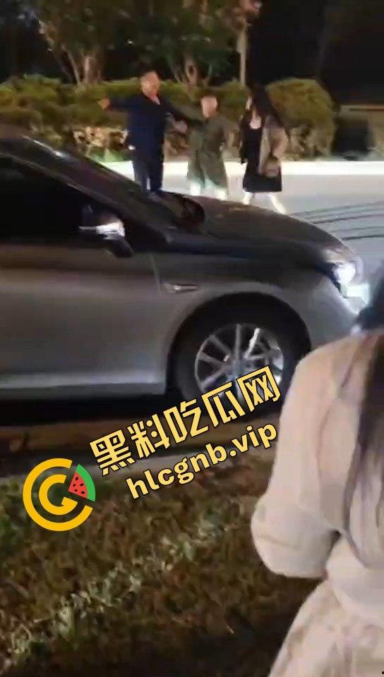 江苏昆山上演家庭伦理剧！弟弟喝酒出车祸，姐姐到场当街教育弟弟！-3