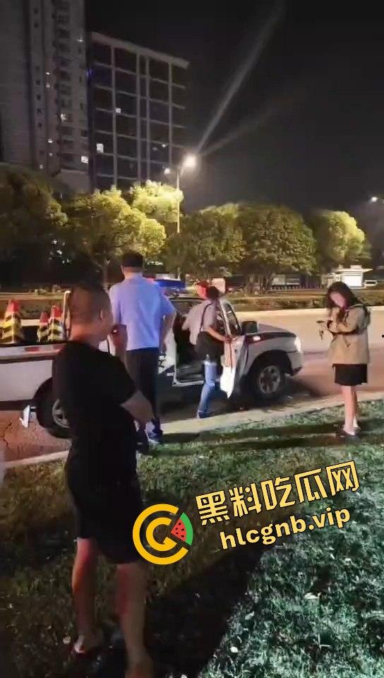 江苏昆山上演家庭伦理剧！弟弟喝酒出车祸，姐姐到场当街教育弟弟！-7