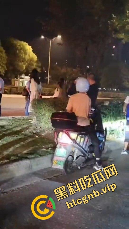 江苏昆山上演家庭伦理剧！弟弟喝酒出车祸，姐姐到场当街教育弟弟！-8