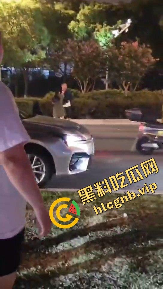 江苏昆山上演家庭伦理剧！弟弟喝酒出车祸，姐姐到场当街教育弟弟！-12