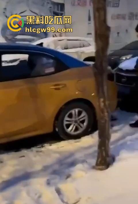 老奶奶摔倒无人敢扶，黑龙江街头上演最扎心一幕，路人害怕惹麻烦直接拒绝让我过个好年！-9