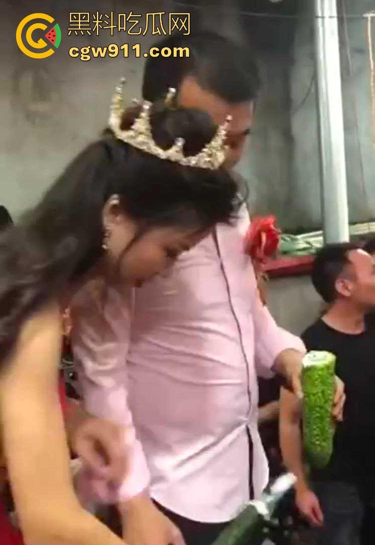 搞笑婚礼闹洞房，草黄瓜与白牛奶桥段，新娘满脸尴尬新郎沉默无奈，但在现场，好友们都哄堂大笑！-4