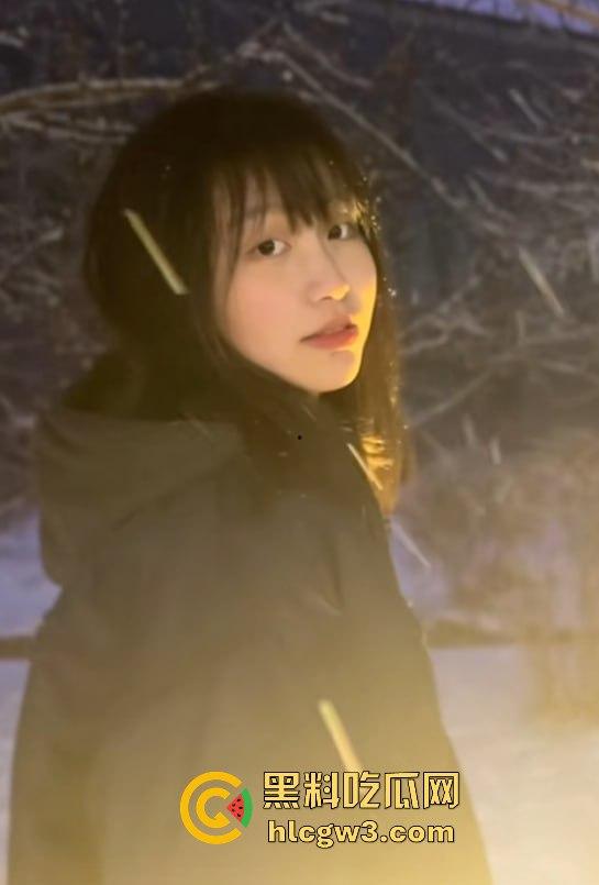 清华美院美女疑似下海,推特大尺度视频曝光,露出诱惑动作堪比专业网黄,学霸就是厉害!-5