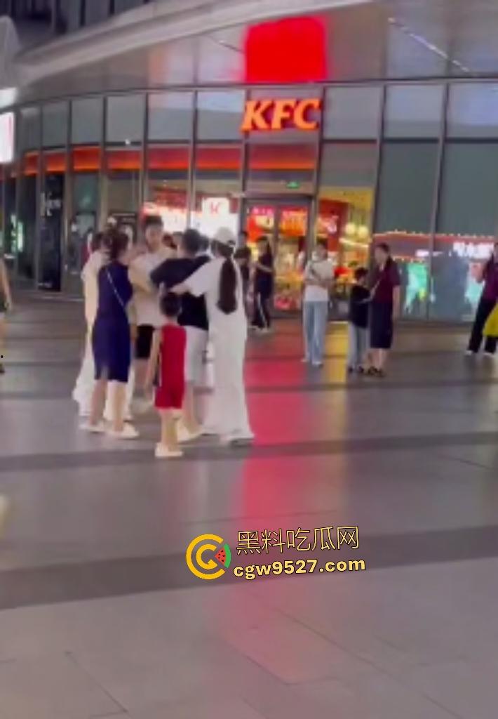 广东四会吾悦广场，男友和父亲抢挚爱，白衣男友一拳颈动脉爆击黑衣爹直接倒地，这抢女人下狠手啊！-1