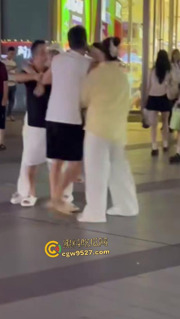 广东四会吾悦广场，男友和父亲抢挚爱，白衣男友一拳颈动脉爆击黑衣爹直接倒地，这抢女人下狠手啊！-2