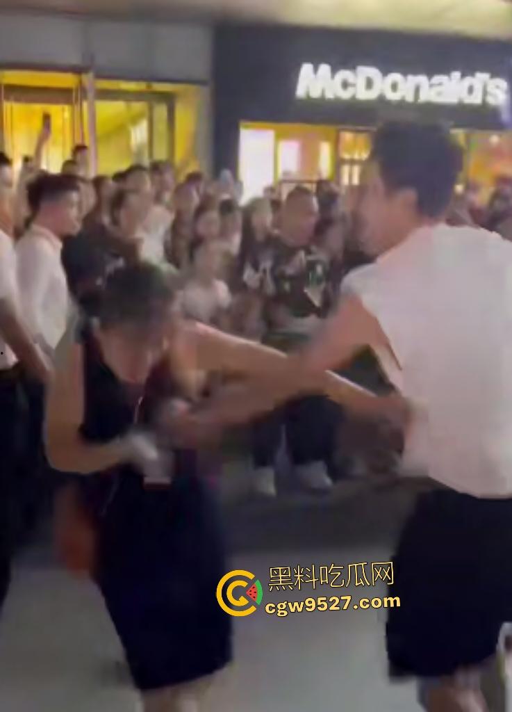 广东四会吾悦广场，男友和父亲抢挚爱，白衣男友一拳颈动脉爆击黑衣爹直接倒地，这抢女人下狠手啊！-5