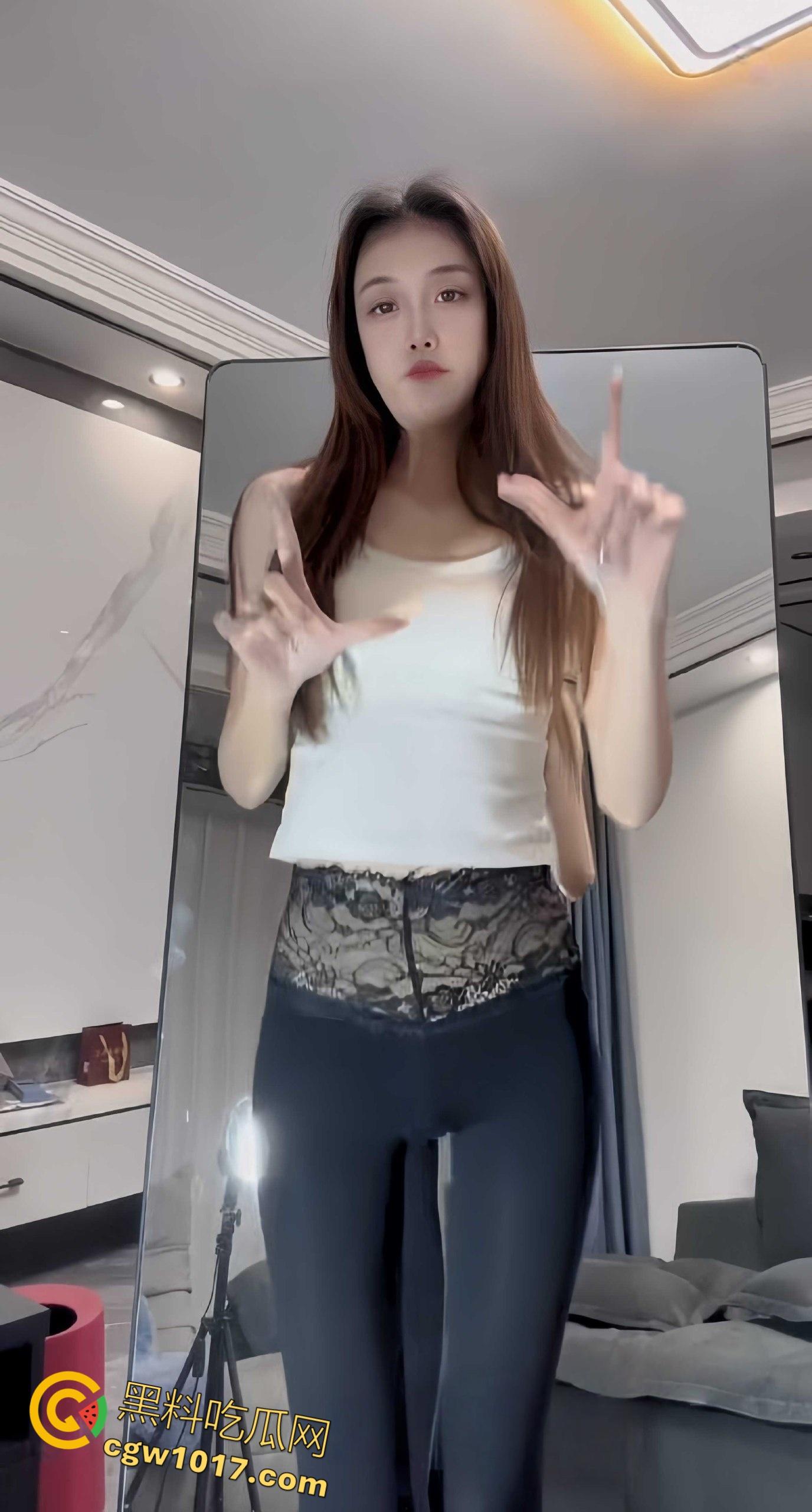 快手30万粉网红【沝苗Dr】与金主裸聊视频流出，小巧贫乳双马尾少女，粉穴嫩逼被诱惑至极！-3