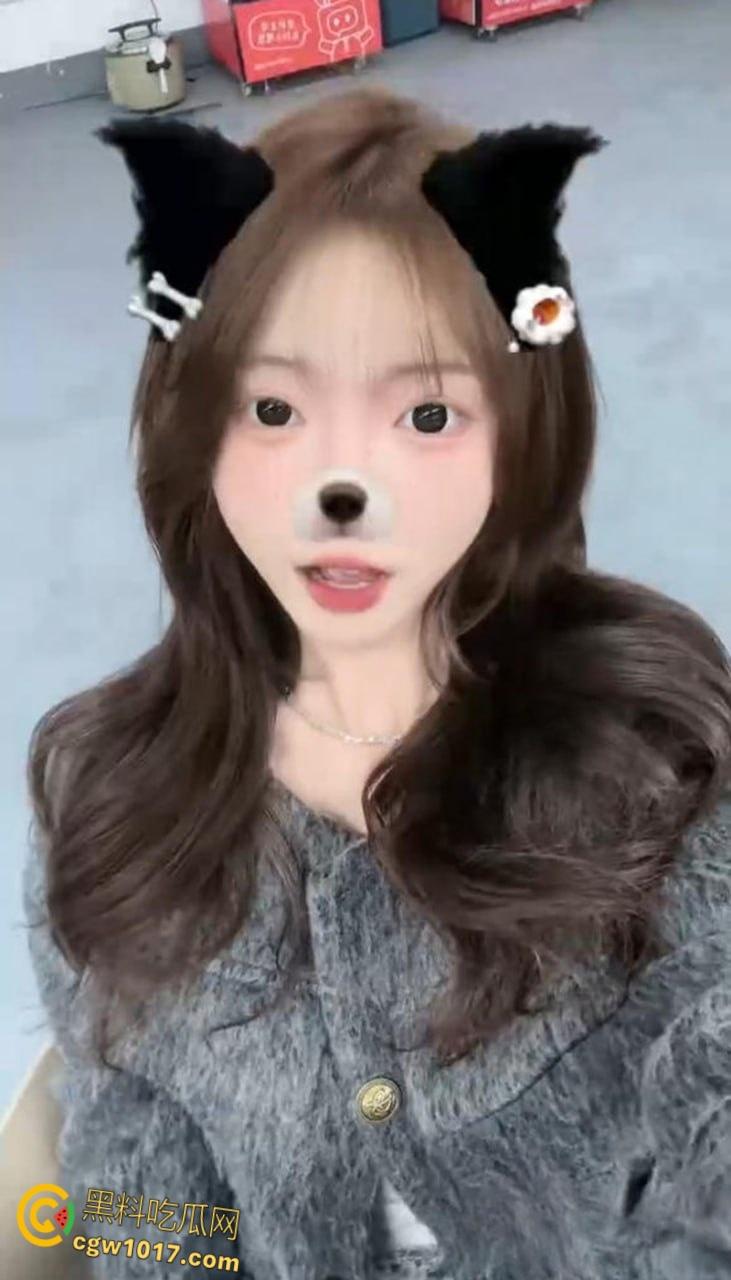 天津精神小妹【李美娜】被金主调教，表面看起来像个邻家小妹妹，私底下狗链牵引口交深喉，反差母狗骚气爆棚！-2