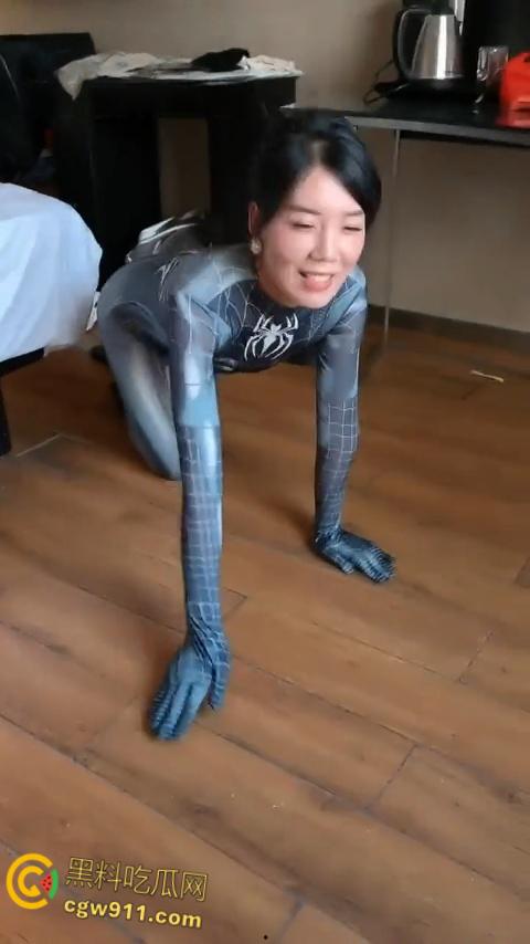 微信群里认识的离异少妇，饥渴母狗暗示户外露出野战，喝尿口交毒龙样样精通，这是双马尾萝莉没有的情趣 ！-3