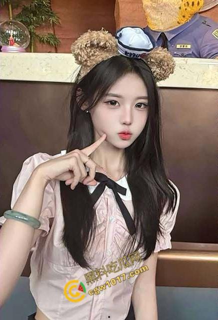 表哥和我一起享受美丽表妹的诱人肉体：狂野三人行，她的娇喘和酥软身躯让人疯狂，双重攻势令她欲仙欲死-2