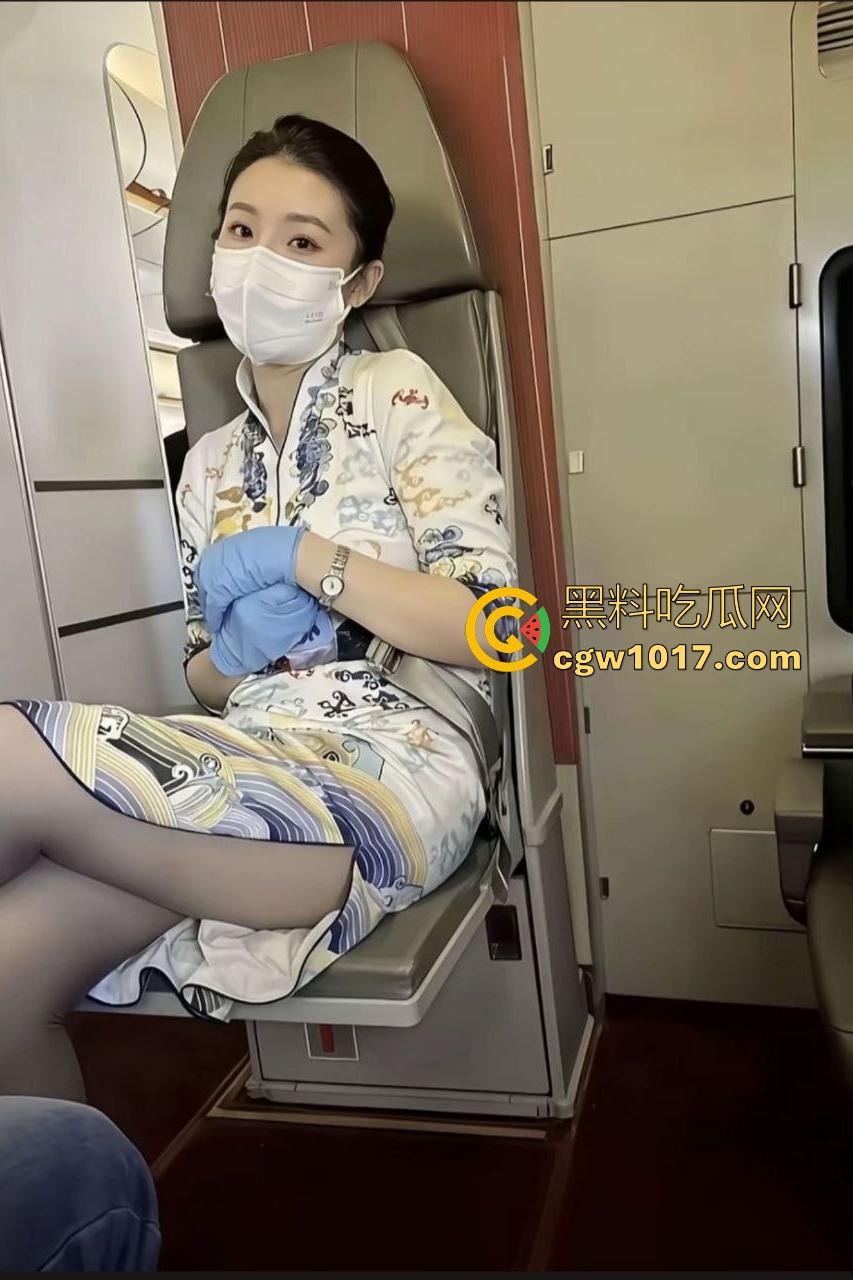 身边同事都卖淫，那我也卖！海航萝莉空姐飞机上露丝袜美脚，厕所摸奶撒尿杯中献男奴，勾引乘客下机就开操！-1