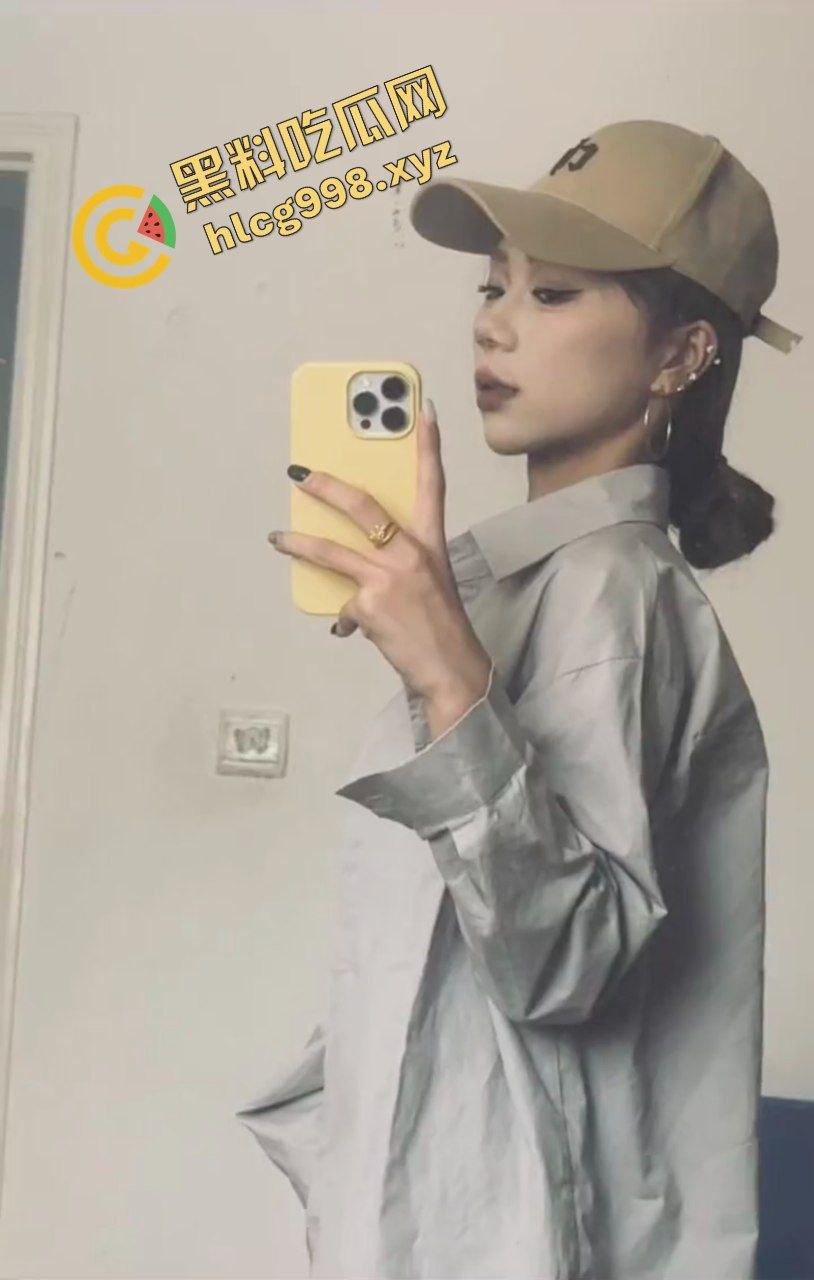 抖音情感博主14万粉女网红『妳可』与男友激情舌吻 对镜后入 全网独家流出！-4