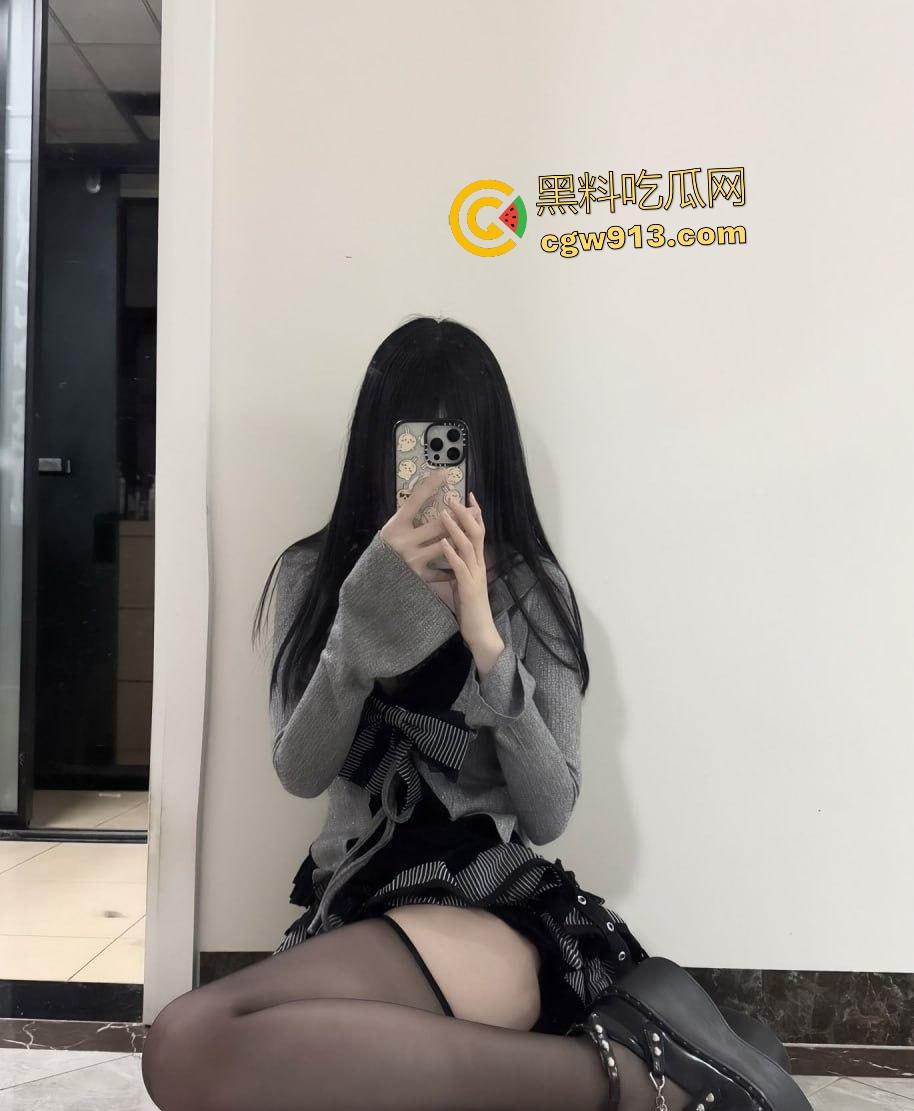 抖音网红【悠哉大王】反差爆表!可爱身材还丰满,撕黑丝露骚逼,这可不是一丁点的反差!-5