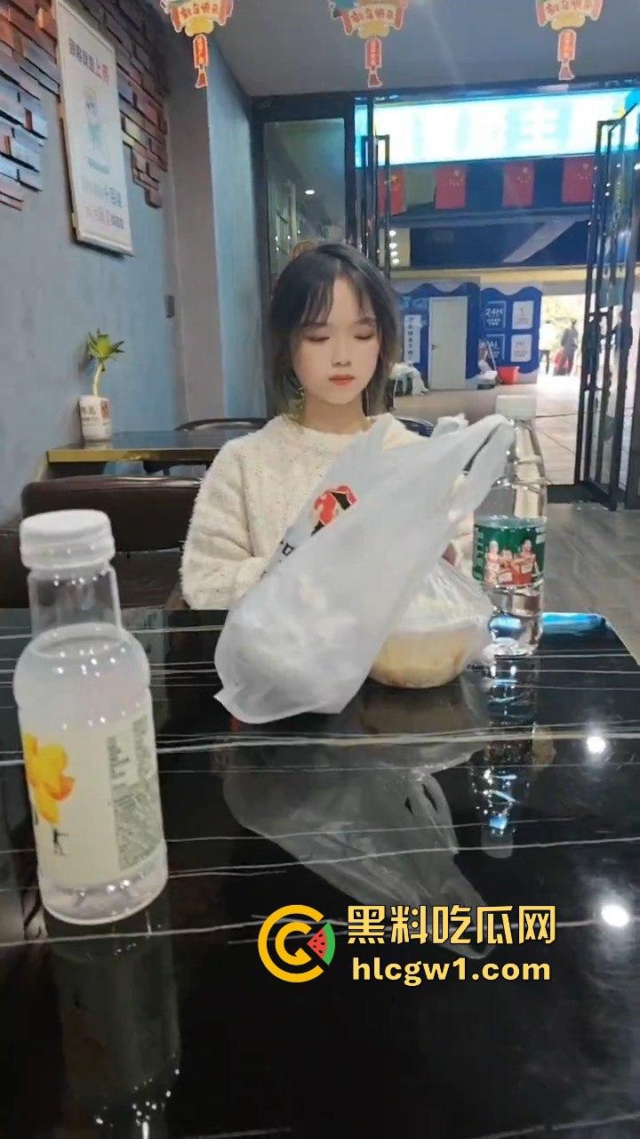 独家爆料山西大同嫩妹【陈婷婷】，一顿麻辣烫直接带回酒店吃鸡玩乳交，这种清纯骚货少见啊！-9