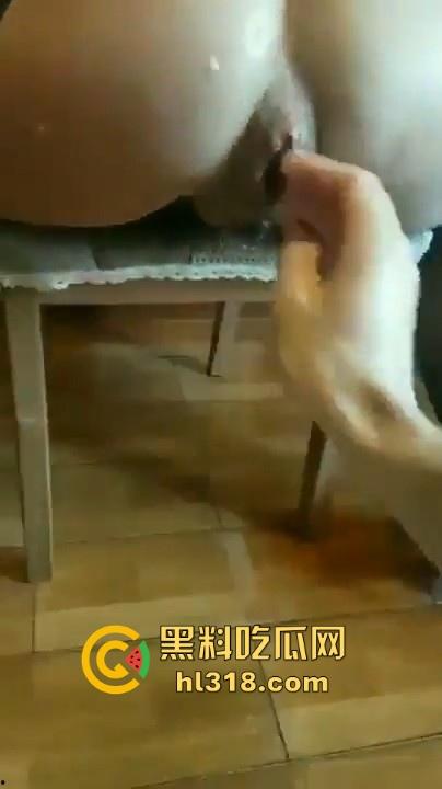 给骚逼来个极致拳交体验，手握拳头开发后门，母狗爽到狂喷水，通完还意犹未尽，这母狗还想继续！-9