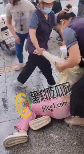 广州女孩整牙手术做残废了上门讨说法 被店员拿水枪冲并拖拽 现在无良商家都这么嚣张吗？-1