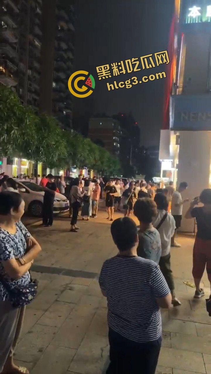 广西梧州食品公司老板跑路！一夜之间关闭所有店铺 员工消费者 集体起义围堵讨债！-6
