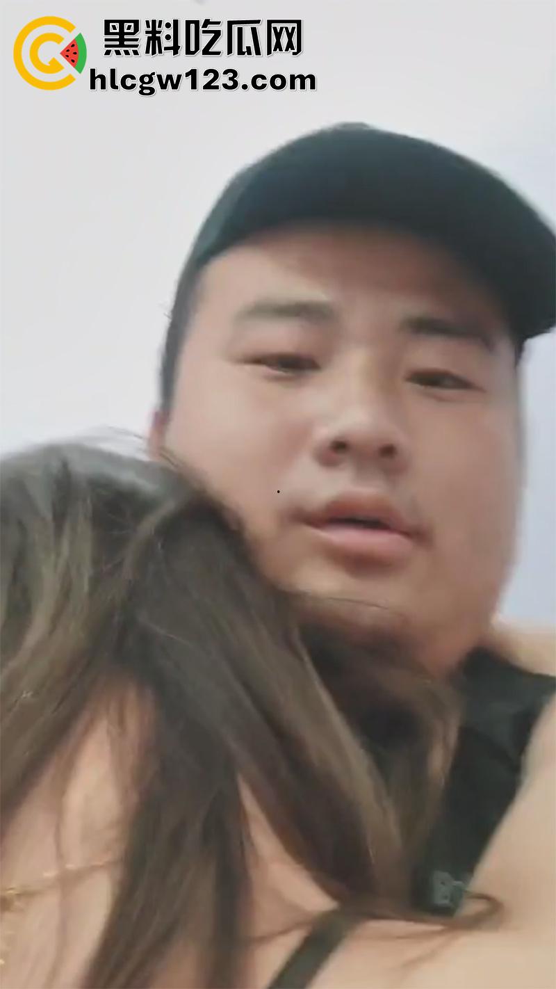 保安瓜友投稿艳遇，女租户喝多回家，肥猪保安护送回家，不仅随意摸奶还玩到了床上，真羡慕啊！-3