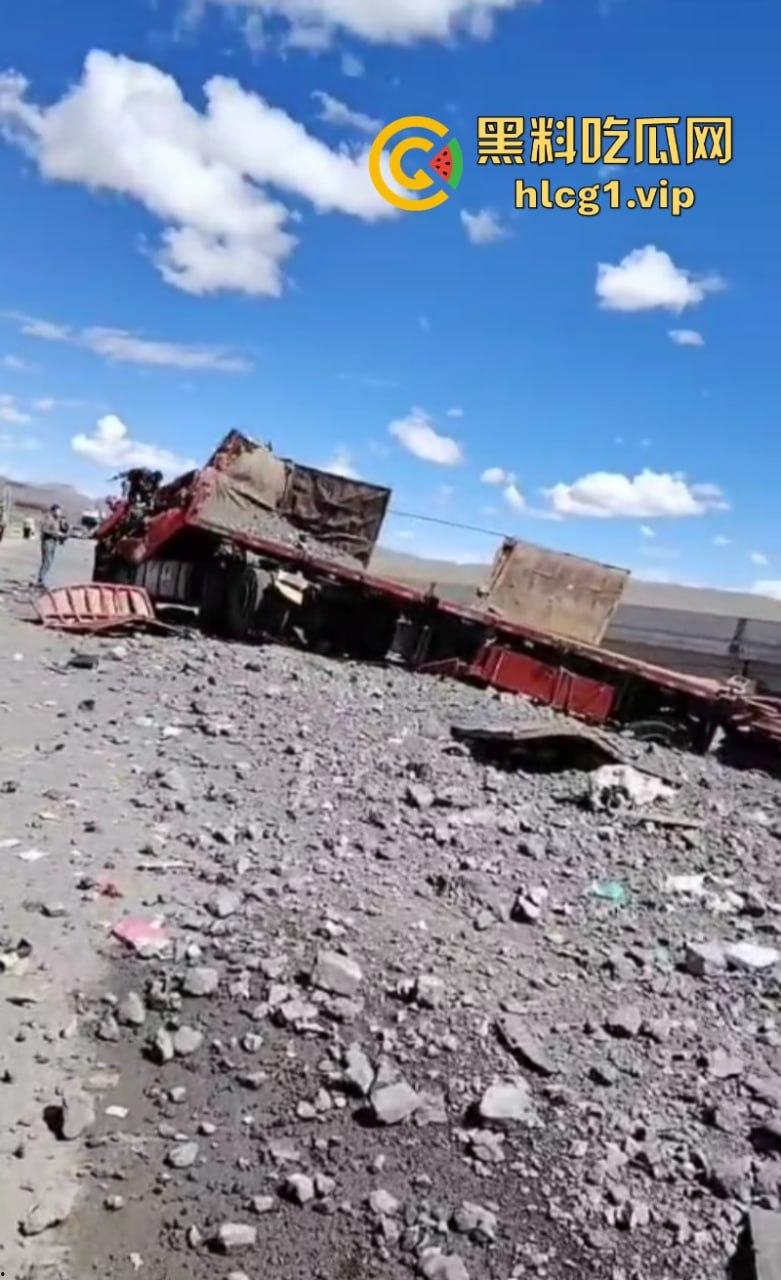 让人揪心!宁夏到西藏安多山高速公路发生惨烈事故 挂车相撞现场一片狼藉-2