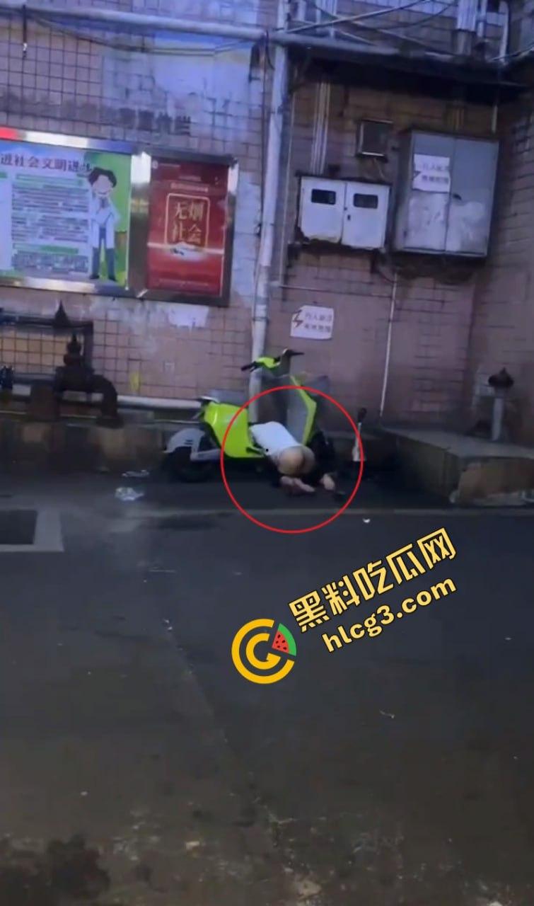 广西梧州一男子喝多后在街边被爆菊 早上店家看到男人光着屁股就趴在路边！-5