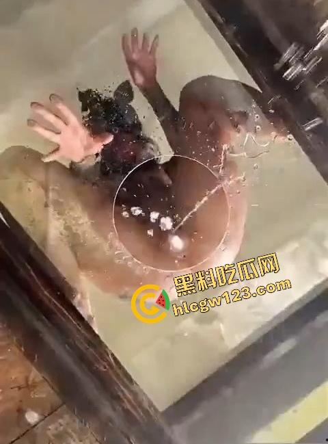 欧美性癫疯实验室曝光，几十号人群交调教爆操连轴转，SM道具多到能开五金店，肉体堆叠像人肉塔！-5