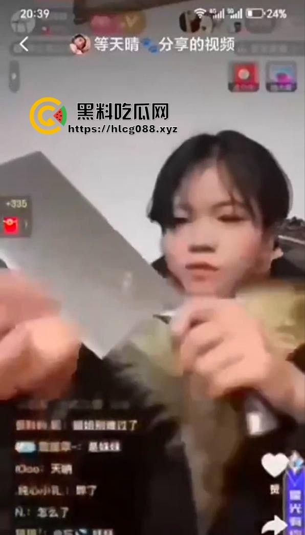 抖音200万粉网红【郭咩咩】直播割腕血喷三丈，菜刀剁手腕吓傻舔狗，甜妹秒变疯批杀人魔！-9