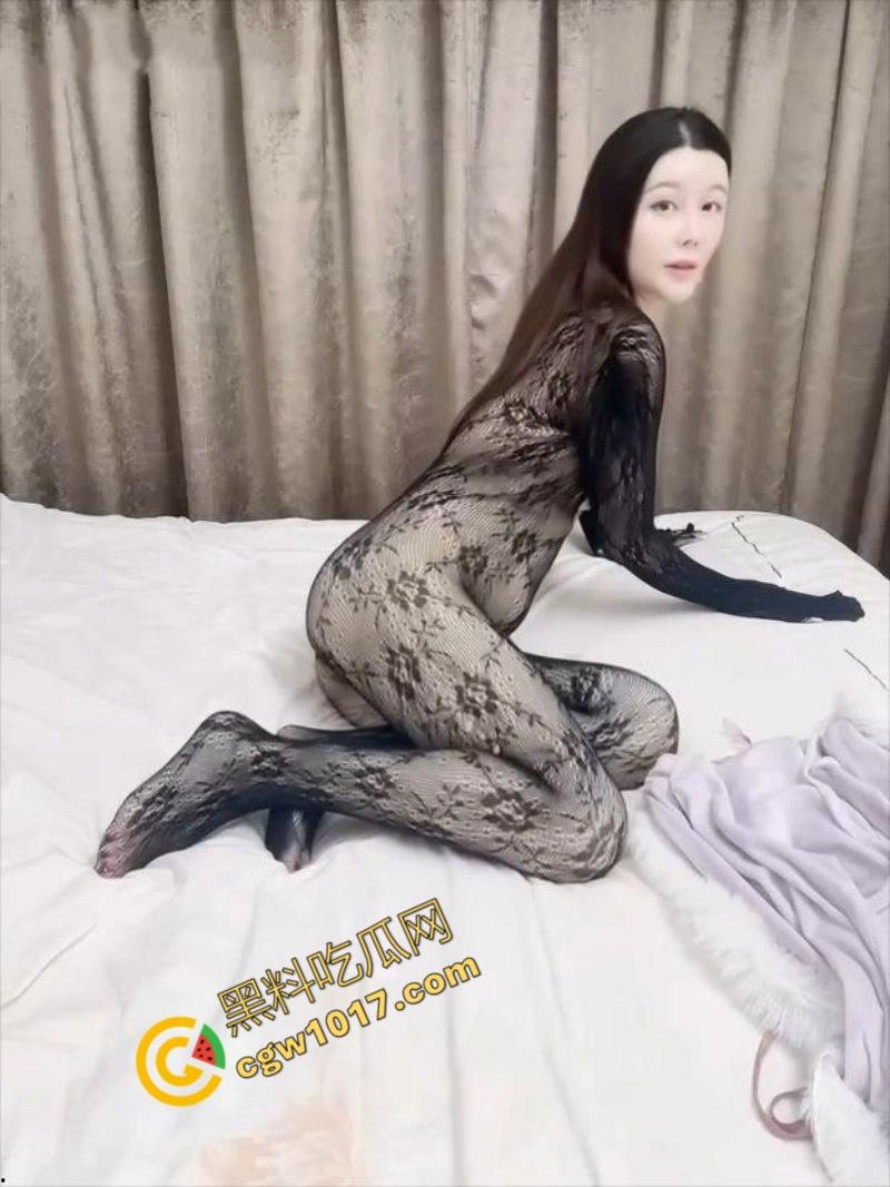 快手网红【大话女神杉杉】大尺度私拍视频曝光：知性姐姐成金主玩物，顶级大奶魅惑四射，骚贱姿势令人血脉偾张！-3
