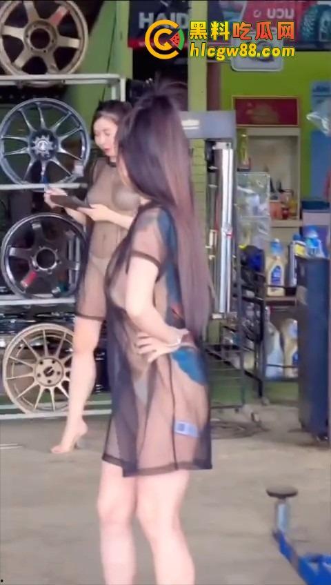 泰国修车店太卷了，黑纱透视丁字裤上阵拉客，这操作比夜店还骚，是不是人妖都看不出来了！-4