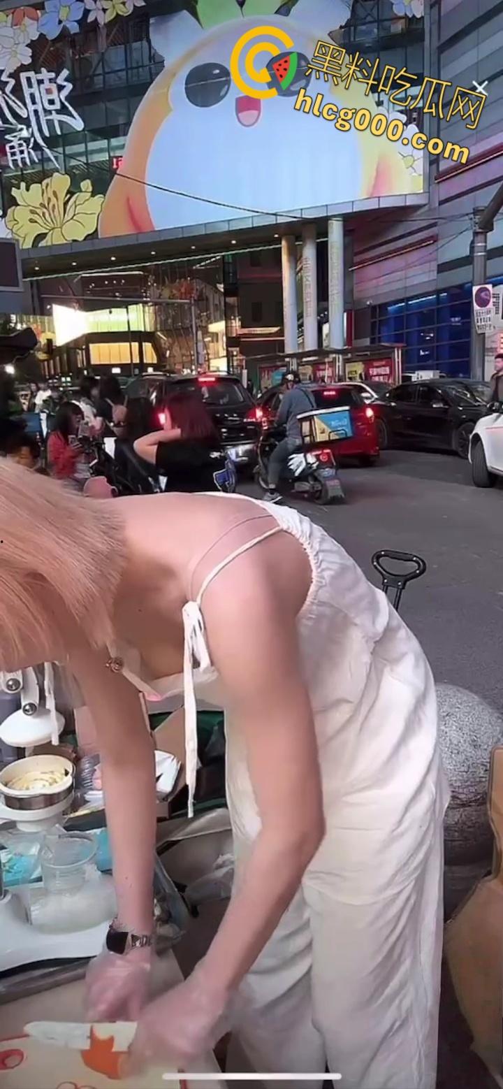 抖音网红【帅气的四喜】,户外榨果汁大翻车!弯腰瞬间粉嫩奶头一览无余,掌握流量密码,太懂观众了 !-6