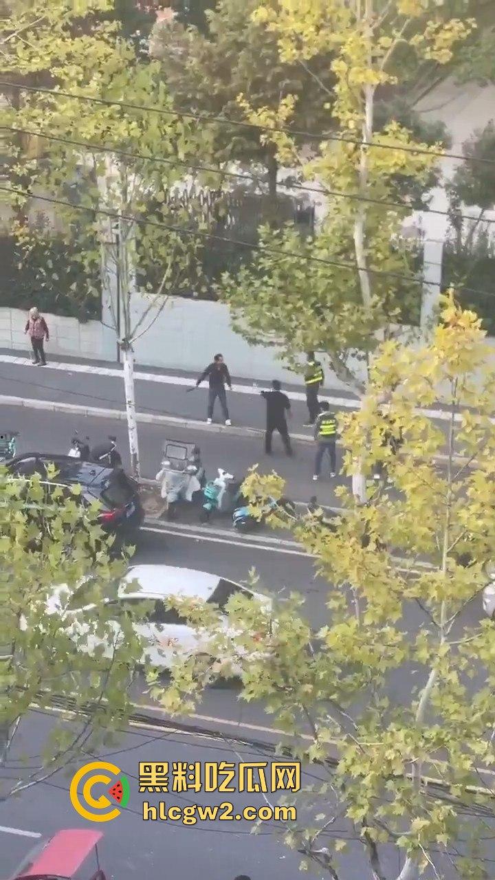 横惯了也有栽跟头的时候 合肥锦绣校区城管赶小贩 结果被小贩一刀放倒!-4