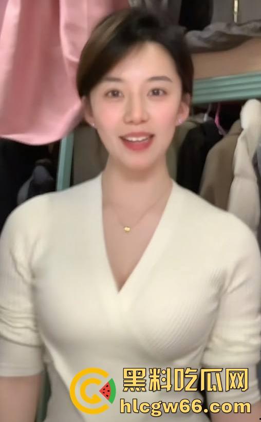 抖音极品巨乳【兔子小笨蛋】清纯甜妹人设彻底崩塌 私下约会榜一金主被曝 十足的巨乳反差母狗！-4