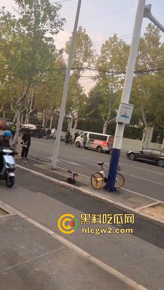 横惯了也有栽跟头的时候 合肥锦绣校区城管赶小贩 结果被小贩一刀放倒!-6