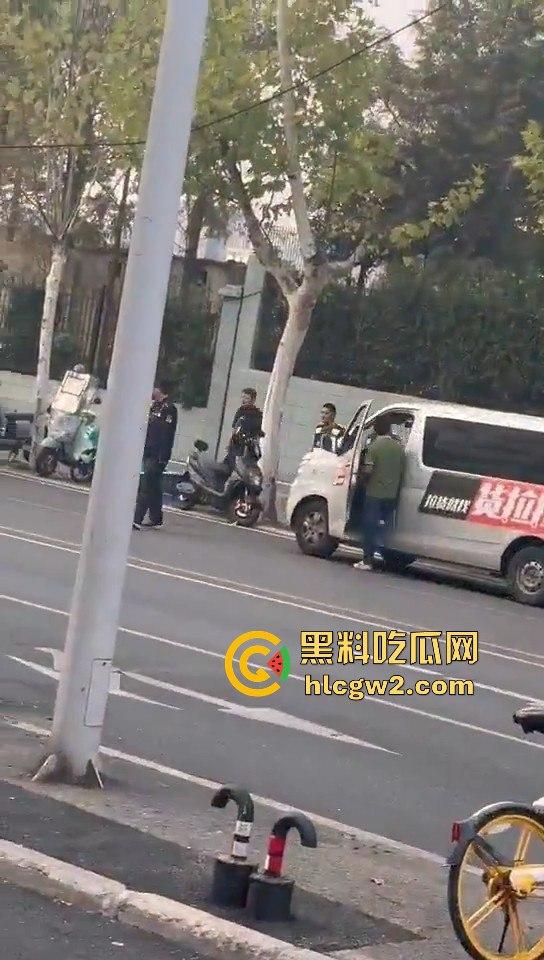 横惯了也有栽跟头的时候 合肥锦绣校区城管赶小贩 结果被小贩一刀放倒!-7