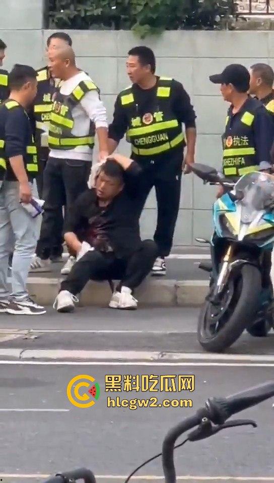 横惯了也有栽跟头的时候 合肥锦绣校区城管赶小贩 结果被小贩一刀放倒!-11