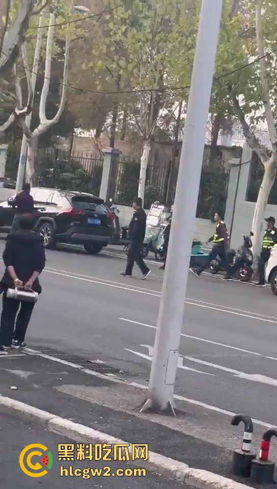 横惯了也有栽跟头的时候 合肥锦绣校区城管赶小贩 结果被小贩一刀放倒!-12