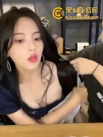 【杨超越】抖音直播意外走光露出乳头，看不出来呀奶头这么大，出名前肯定不少约 给瓜友们放福利-12