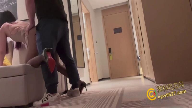 推特清纯女大【洛洛幻想屋】,性感黑丝高跟鞋,勾引外卖小哥,扯开黑丝乞求大屌,疯狂抽插空虚骚逼!-7