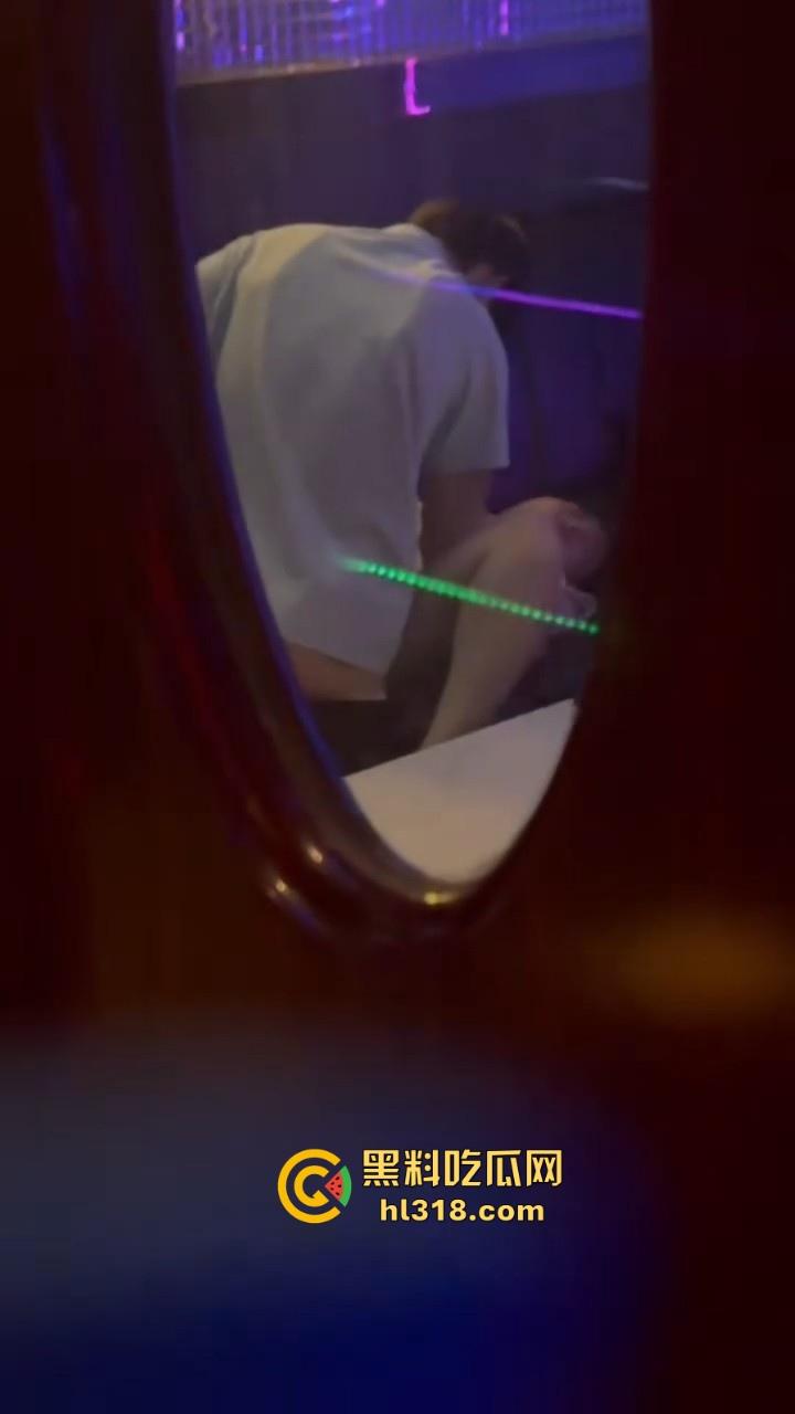 校园情侣KTV包房激情破处，掰腿在沙发狂操，无套进入，呻吟声充满了整个房间，激情满满！-4