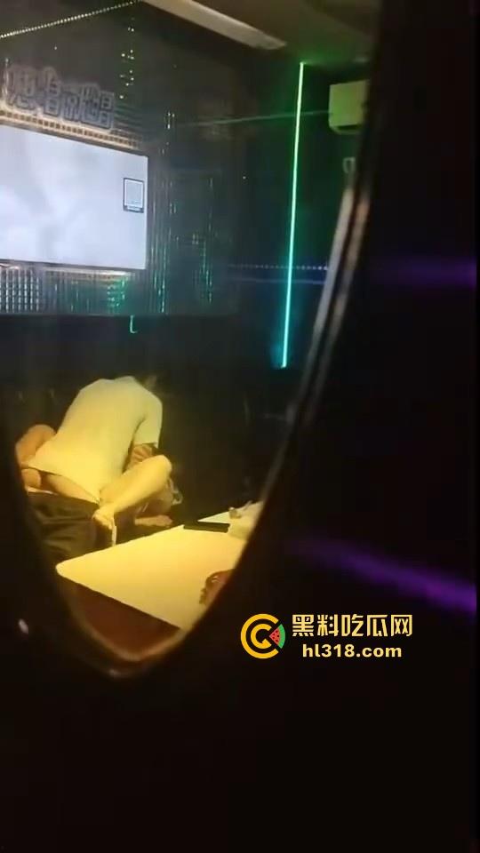 校园情侣KTV包房激情破处，掰腿在沙发狂操，无套进入，呻吟声充满了整个房间，激情满满！-8