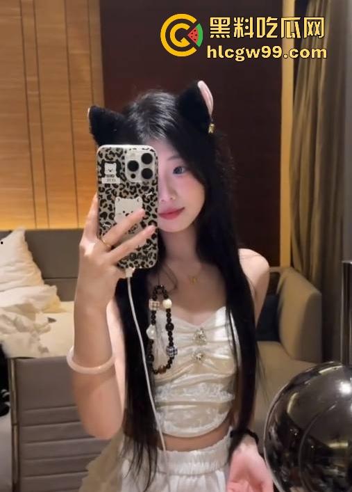 抖音清纯网红 【小妍my】榜一大哥私拍视频流出 隔着袜子舔自己的嫩足 表面乖巧小妹妹 私下这么淫荡！-2