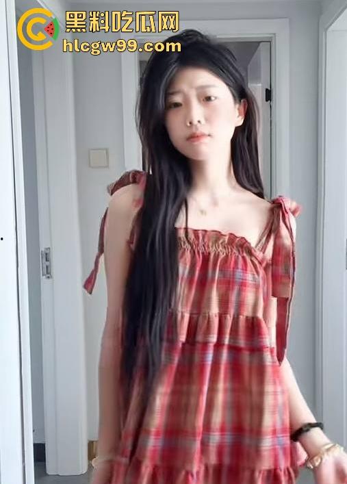 抖音清纯网红 【小妍my】榜一大哥私拍视频流出 隔着袜子舔自己的嫩足 表面乖巧小妹妹 私下这么淫荡！-5