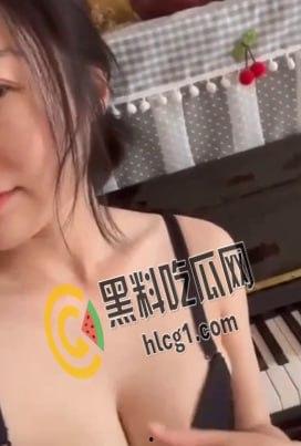 抖音极品人妻 辣妈在这里 献身榜一大哥 拍大尺度黑丝自慰福利视频 极致身材彰显万般风骚！-7