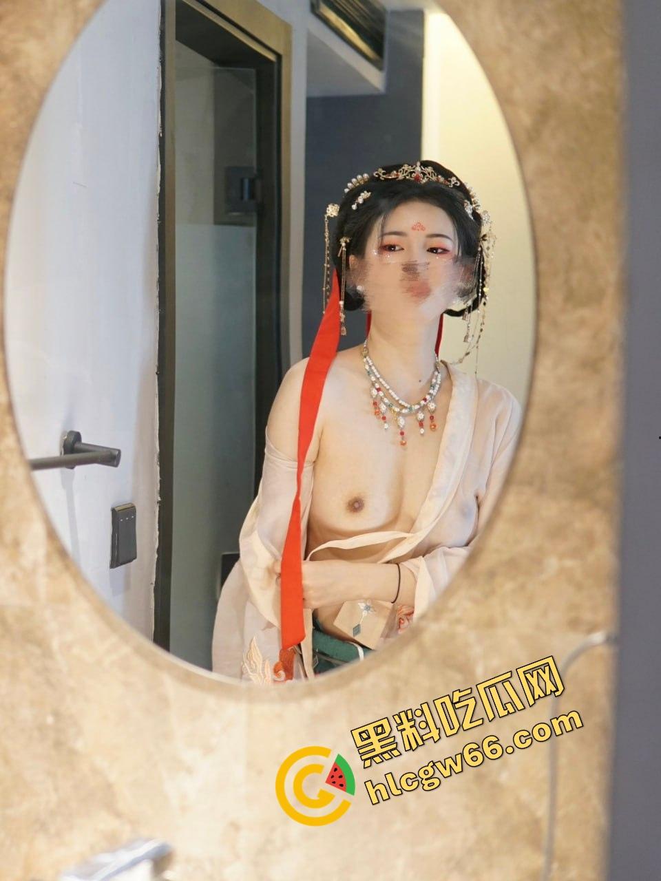 武汉顶级绿帽大佬现场观战,纤腿淫妻主动勾人嗦鸡巴,姿势百变浪成狗,比母狗还懂舔!-13