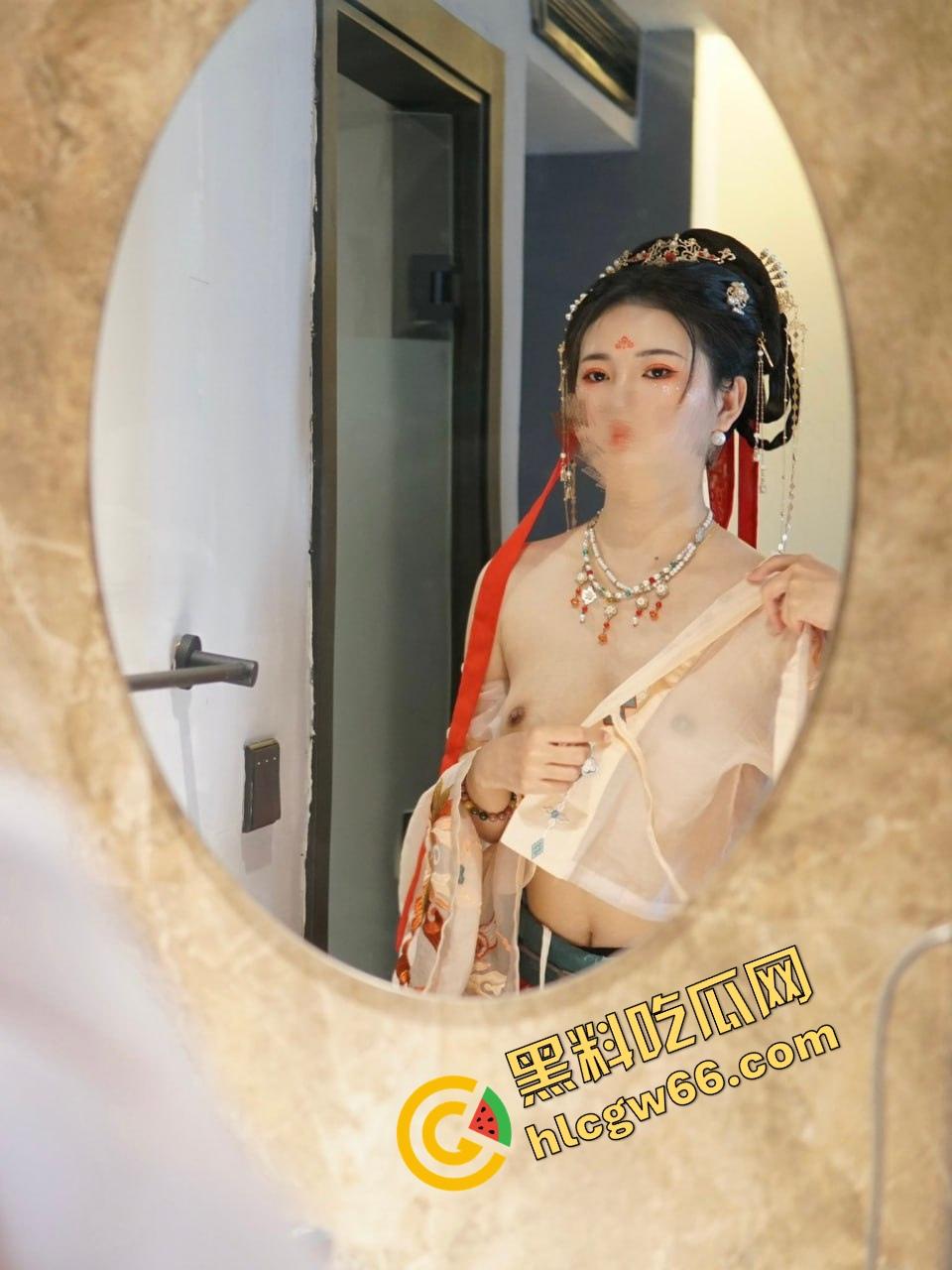 武汉顶级绿帽大佬现场观战,纤腿淫妻主动勾人嗦鸡巴,姿势百变浪成狗,比母狗还懂舔!-14