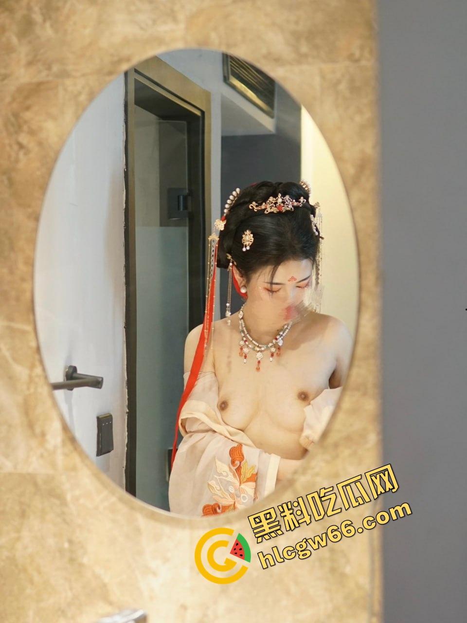 武汉顶级绿帽大佬现场观战,纤腿淫妻主动勾人嗦鸡巴,姿势百变浪成狗,比母狗还懂舔!-15