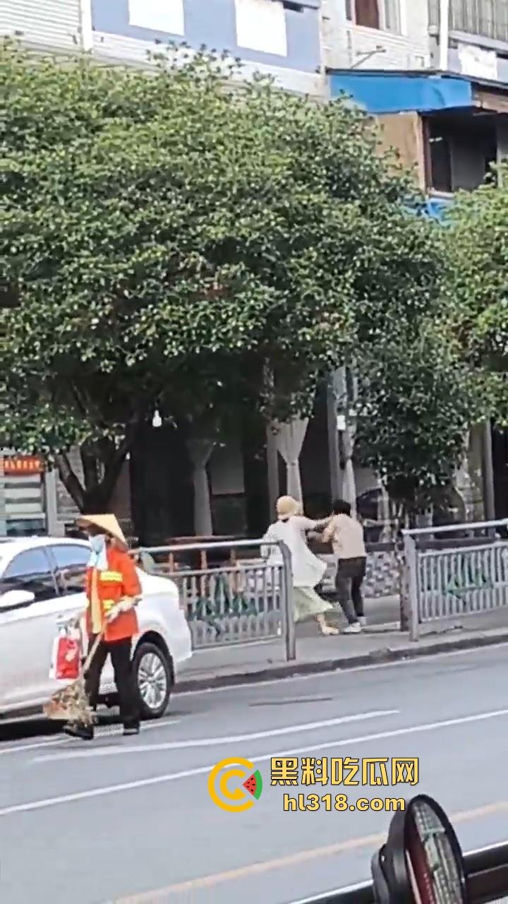 广西桂林七星区彪悍少妇当街捉奸殴打渣男，一路追逐一路殴打，拳脚相加，最后还把渣男打哭了！-7